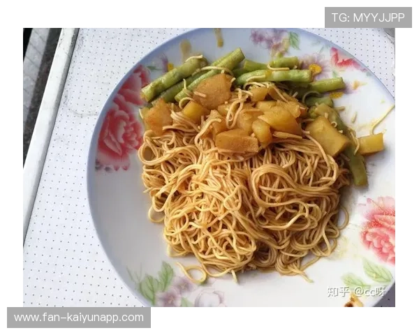 哈兰德被拍到与当地厨师学习传统菜谱，文化碰撞感人